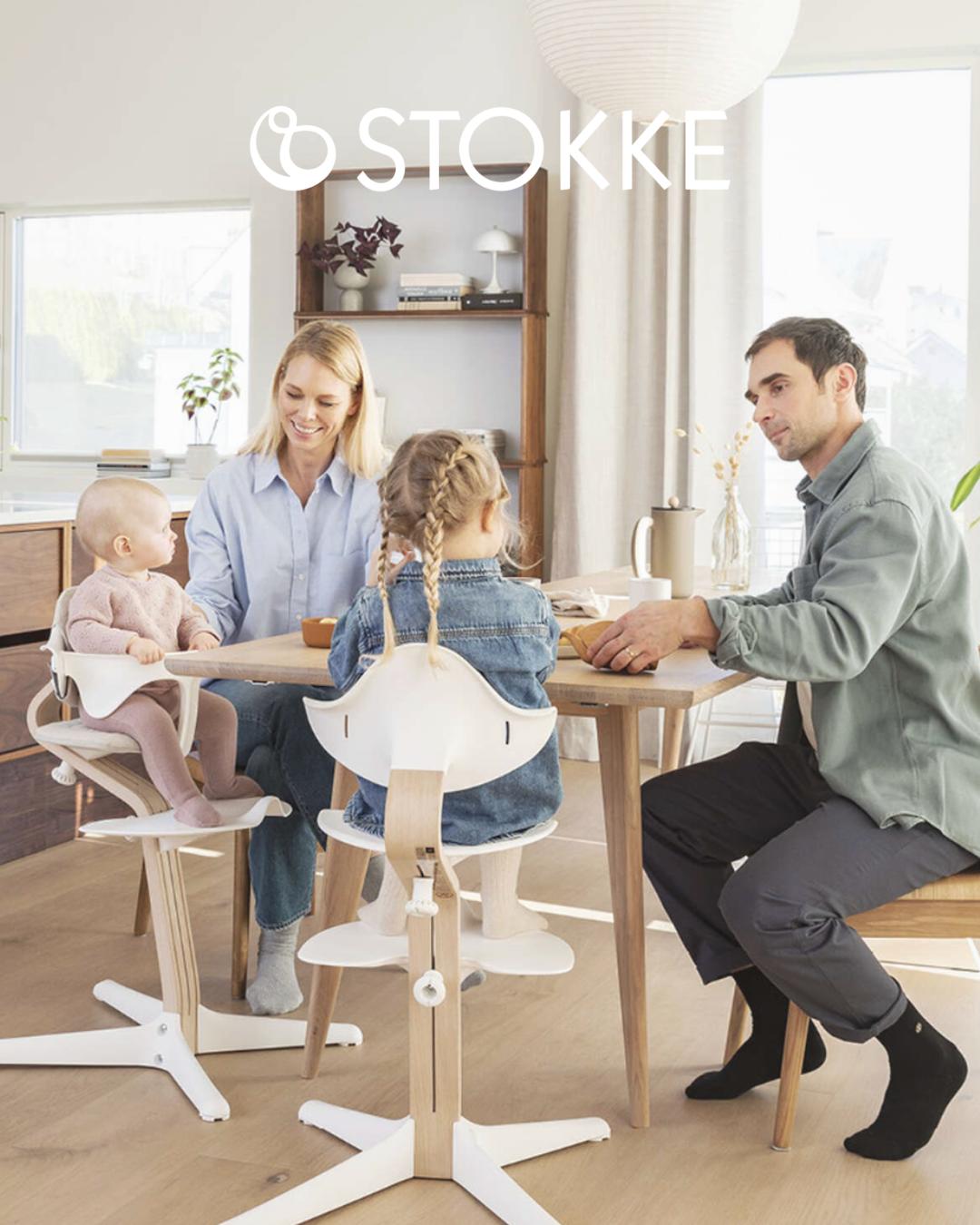 familia usando la trona stokke nomi en diferentes configuraciones